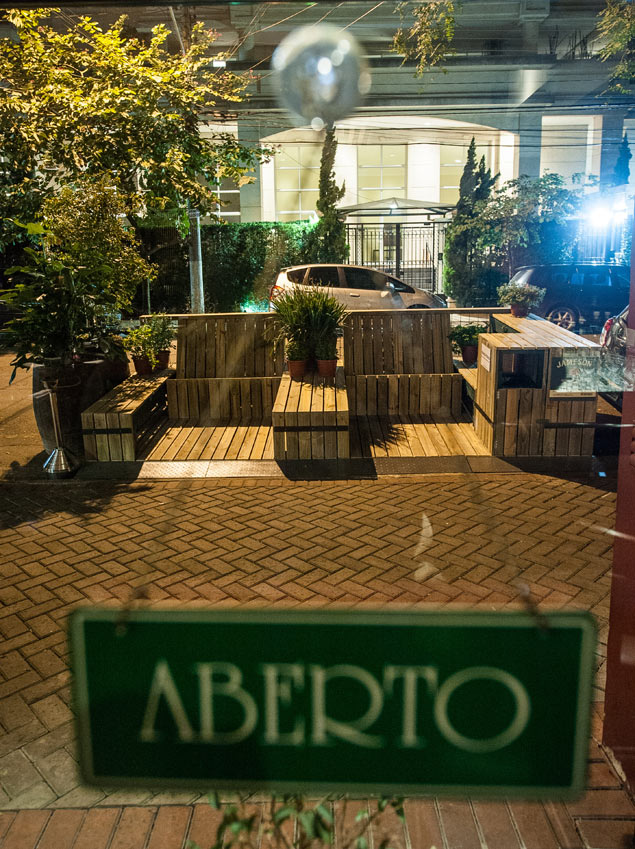 O 'parklet' em frente ao restaurante Vito, na Vila Madalena