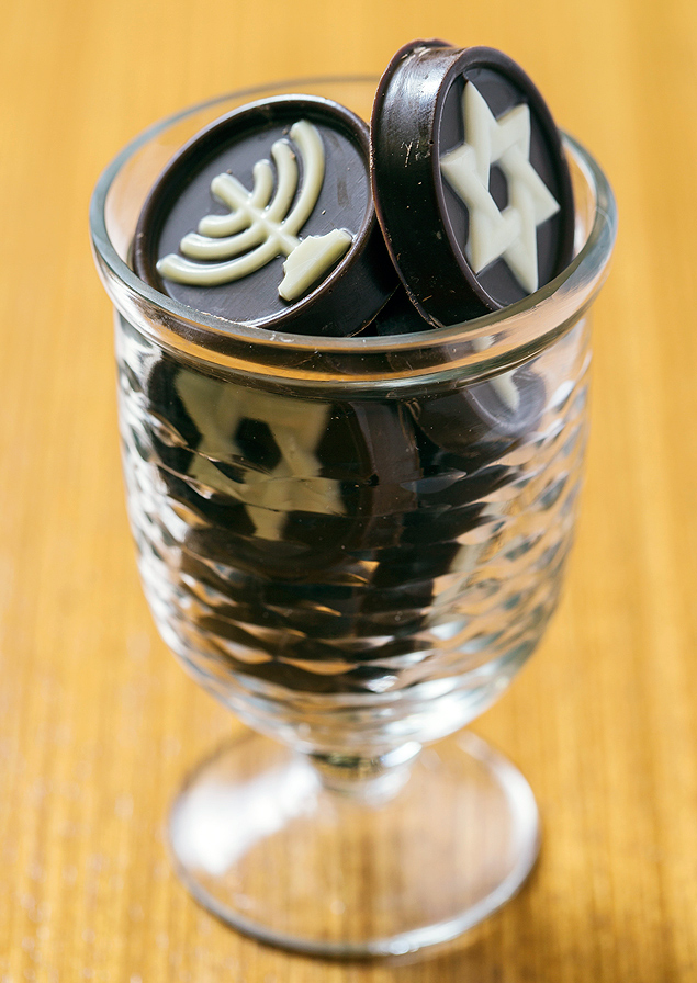 *ROSH ROSHAN* A Confeitaria Dama (tel. 11/3661-5852) lanou doces para o Ano-Novo judaico como a taa de moedas de chocolate (R$ 60)