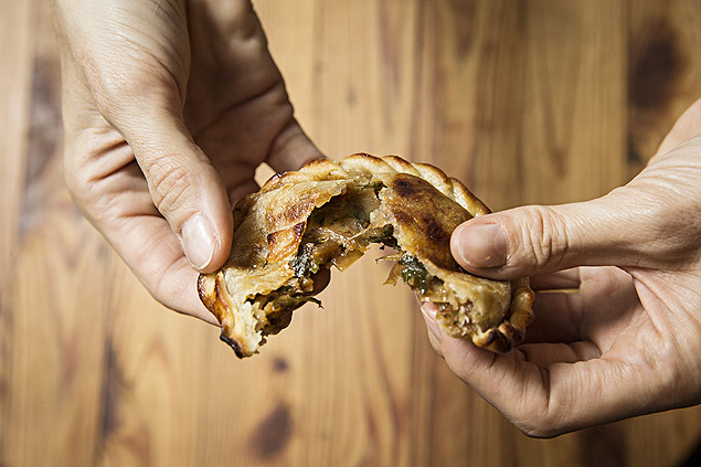 Empanada do La Guapa, onde se l: "Comer com as mos deixa a empanada 15x mais gostosa"