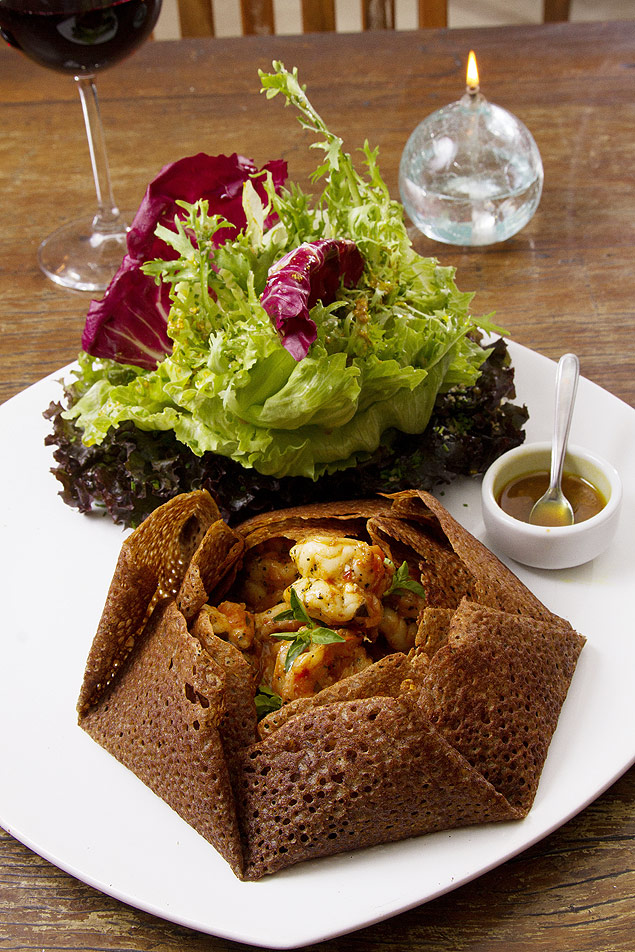 Galette de camaro com salada  opo de prato principal