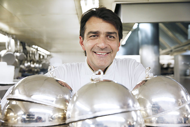 O chef Yannick Allen na cozinha do restaurante Ledoyen, em Paris