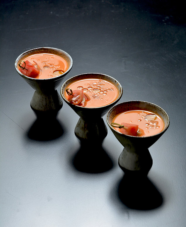 Sopa fria de tomate, melancia e marisco branco, do Tuju