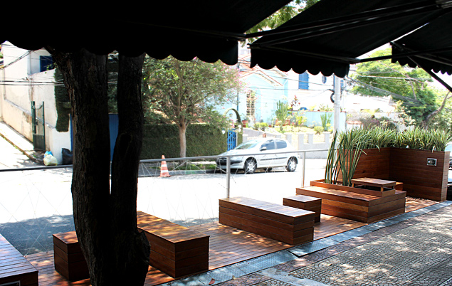 'Parklet' instalado em frente ao Jacar Grill, na Vila Madalena