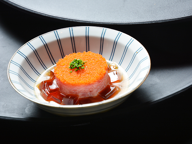 Tartare de atum com azeite trufado, ovas de massag e molho ponzu com gelatina de shoyu