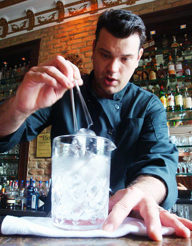 O barman Alex Mesquita, do Rio, que leva 26 horas fazendo gelo artesanal