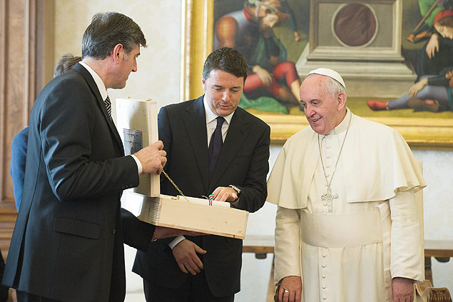 Papa  presentado com azeite de oliva e trs garrafas do vinho de sobremesa italiano Vin Santo durante encontro com o primeiro ministro italiano Matteo Renzi