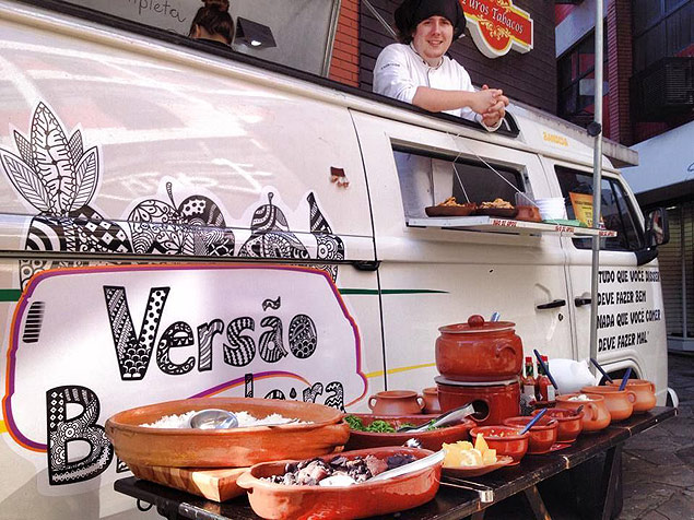 O Food Truck Verso Brasileira, com sanduche de curry e hambrguer de cordeiro como especialidades 