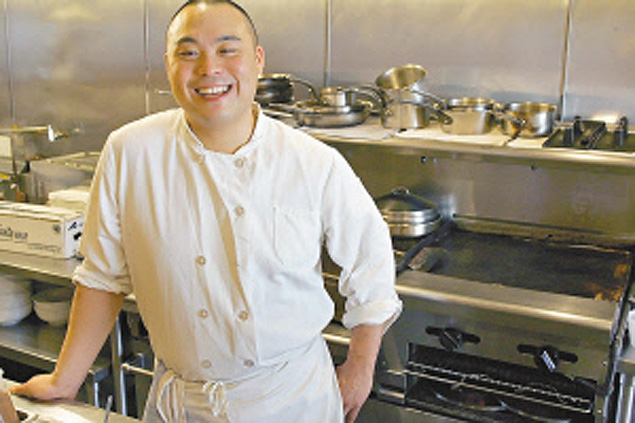 O chef David Chang posa em seu restaurante em NY