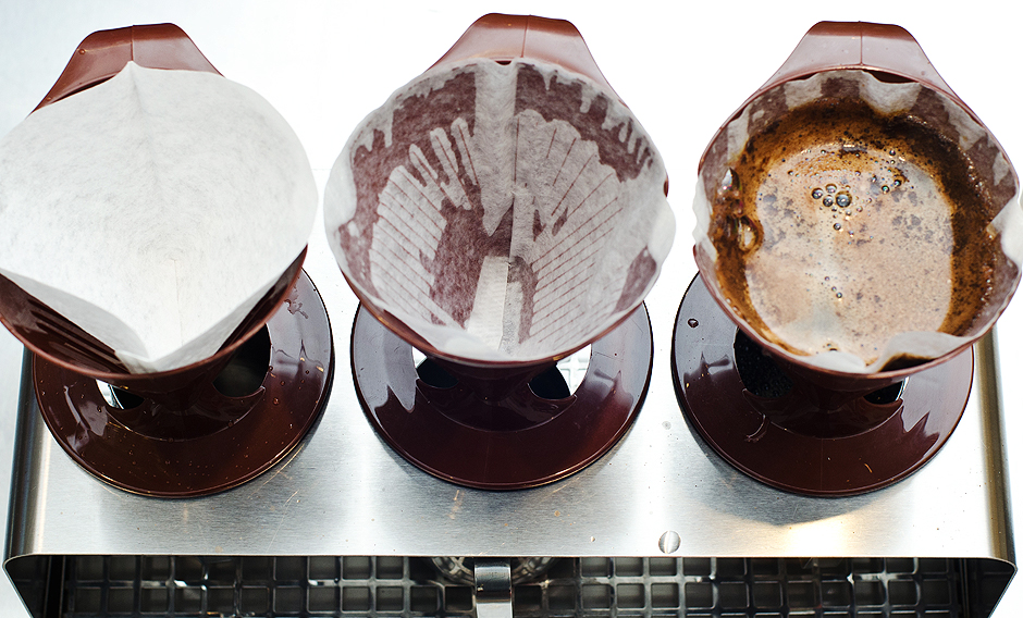 Filtros de caf em diferentes fases de preparo
