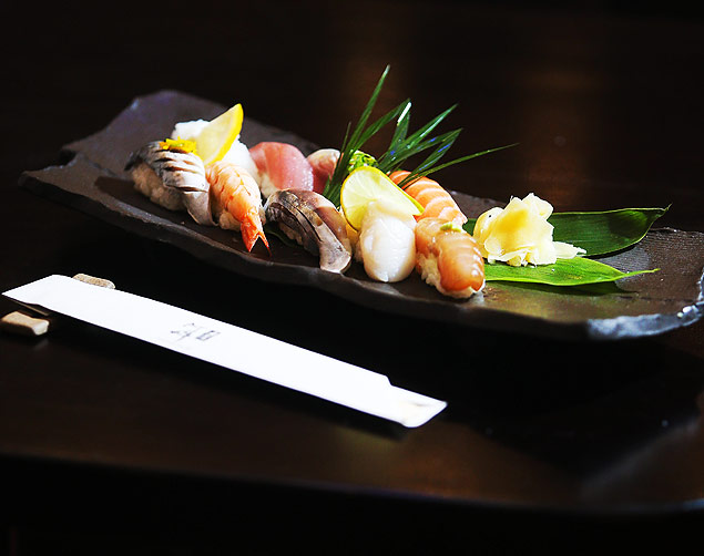 Peas de sushi feitas pelo chef Ogawa em jantar no Sakagura A1, em SP