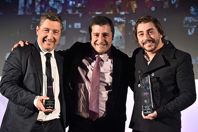 Spanish restaurant El Celler de Can Roca owners and brothers (L-R) Joan, Josep and Jordi Roca receive the award for best restaurant during the World's 50 Best Restaurant Awards in London on June 1, 2015. AFP PHOTO / LEON NEAL ORG XMIT: 2081