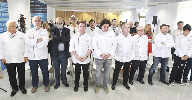 Os integrantes do conselho do Centro de Culinria Basco, presidido por Adri, fazem um minuto de silncio pela morte de Soler