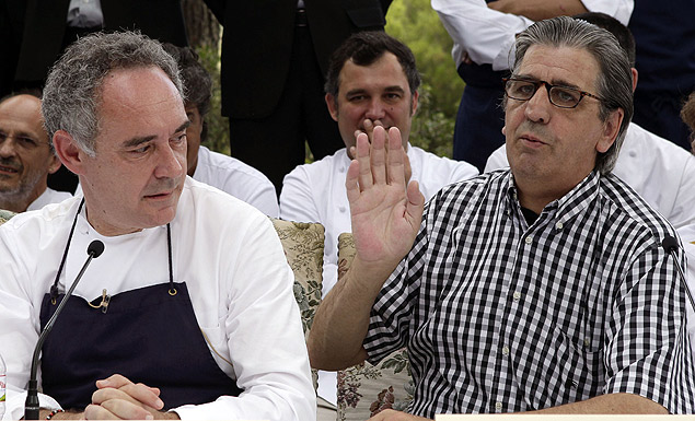 O chef Ferran Adri ao lado do scio Juli Soler, em Cala Montjoi, no ano de 2011