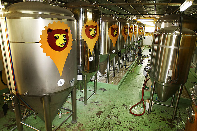 Linha de produo da cervejaria Colorado, em Ribeiro Preto (SP)
