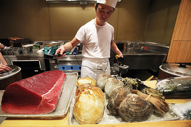 O chef Mitsuru Tamura no restaurante Sushi Yasuda, em Nova York, em 2011