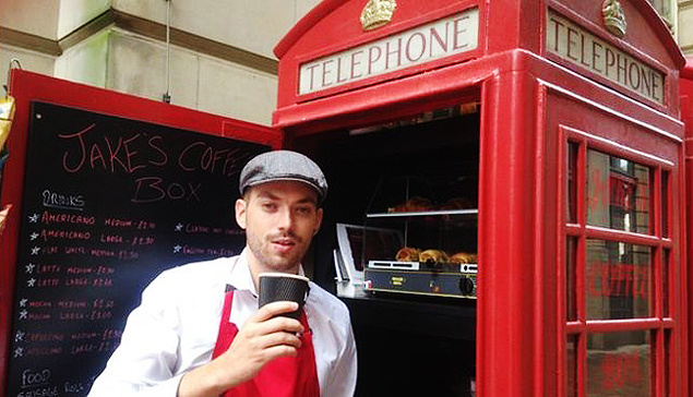 Jake Hollier, de 23 anos, vende caf em uma cabine telefnica vermelha em Birmingham, no Reino Unido 