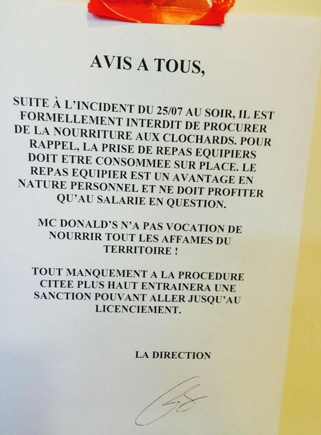 Comunicado em um estabelecimento do McDonald's na Frana, que probe funcionrios de dar comida para mendigos 