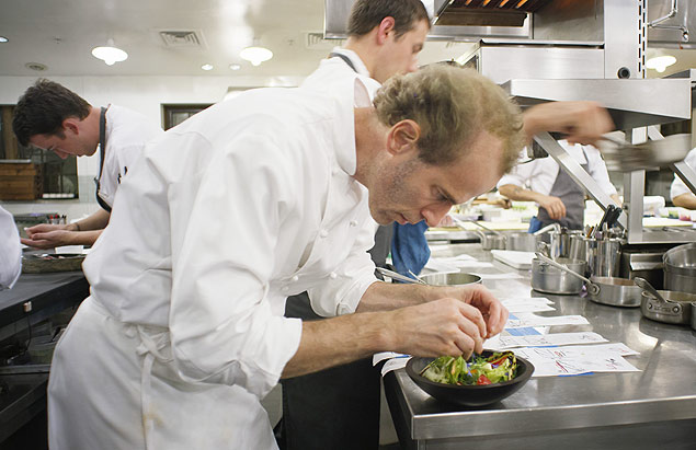O chef Dan Barber trabalhando na cozinha do Blue Hill, em cena de 'Chef's Table