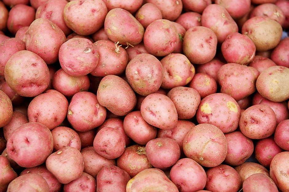 ORG XMIT: 545601_1.tif Red potatoes are offered for sale at Eastern Market on Capitol Hill in Washington, DC, on June 27, 2008. According to a survey released on June 26, nearly a quarter of Americans are cutting back their spending on food and healthcare thanks to rising fuel prices. AFP PHOTO/SAUL LOEB 