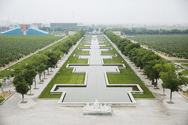Vista do vinhedo a partir do Chataeu Moser, em Ningxia, na China)