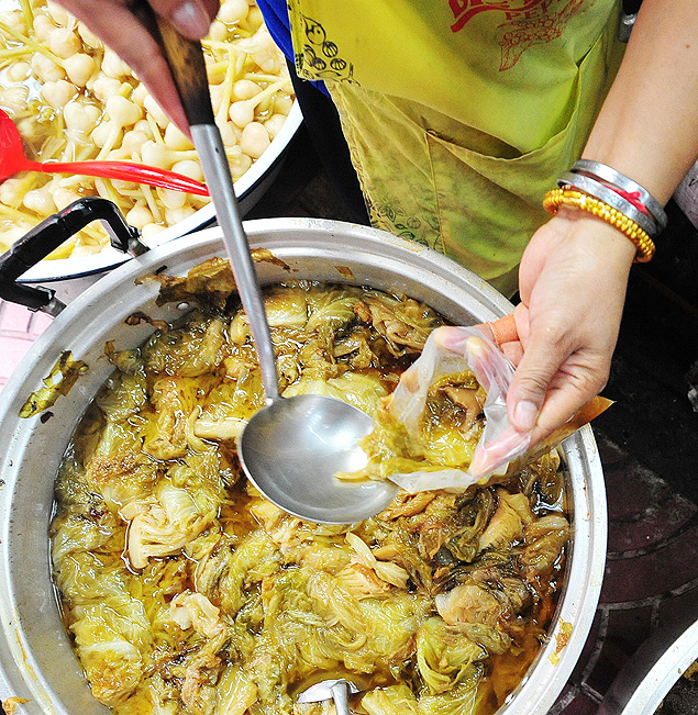 (151012) -- BANGKOK, Oct. 12, 2015 (Xinhua) -- A vender prepares vegetarian foods at a market in Chinatown, Bangkok, Thailand, Oct. 12, 2015. The Vegetarian Festival in Thailand, to be held from Oct. 13 to 21, has come to be translated as abstinence from eating meat, poultry, seafood, and dairy products. (Xinhua/Rachen Sageamsak)