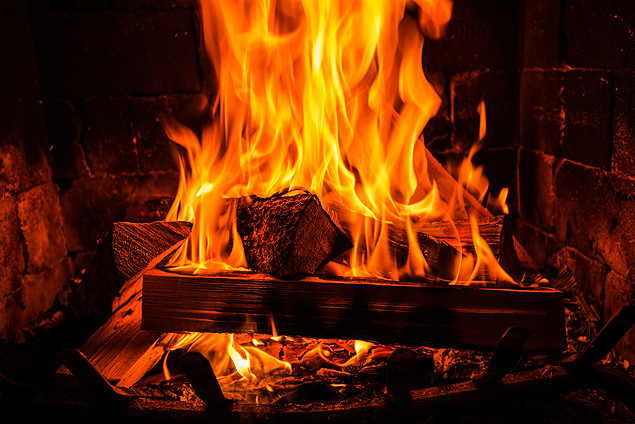 Burning Wood Logs in a Vintage Brick Fireplace. Foto: fotolia ***DIREITOS RESERVADOS. NO PUBLICAR SEM AUTORIZAO DO DETENTOR DOS DIREITOS AUTORAIS E DE IMAGEM***