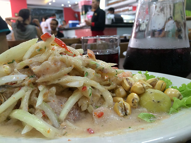 ceviche misto de peixe e frutos do mar do rinconcito peruano