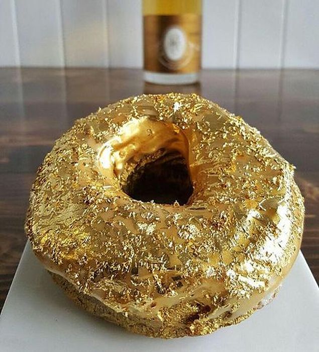 Nova iguaria do restaurante Manila Social Club, no Brooklyn,  um donut de ouro