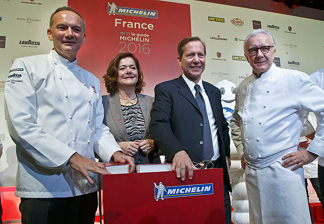 From left, French Chef Christian Le Squer, Executive Vice President Brands and External Relations of Michelin Claire Dorland-Clauzel, Worldwide Michelin Guide Director Michael Ellis and French Chef Alain Ducasse pose for the media after the Michelin Guide 2016 award ceremony in Paris, Monday, Feb. 1, 2016. French Chef Alain Ducasse with his restaurant in Paris' Plaza Athenee and French Chef Christian Le Squer with his restaurant Le Cinq in Paris were newly awarded with the prestigious 3 stars this year. (AP Photo/Michel Euler) ORG XMIT: MEU103