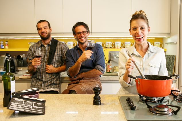 Lucas Costa (esq.) e o casal Felipe e Dbora Dable, do canal Chef Cenoura, que transmite receitas em Libras
