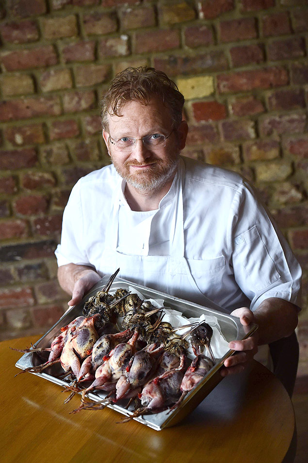 Swedish chef Mikael Jonsson poses with a tray of woodcock, a type of wading bird in his restaurant Hedone in Chiswick, west London on January 27, 2016. In a sign of change, a number of restaurants in Britain are starting to limit their menus in order to stop food wastage but also to offer surprise and originality to their customers. / AFP / BEN STANSALL / TO GO WITH AFP STORY BY OUERDYA AIT ABDELMALEK ORG XMIT: 1251
