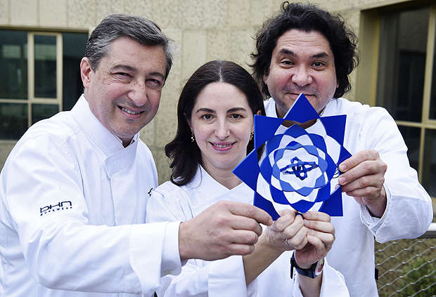 (FromL) Spanish chefs Joan Roca, Elena Arzak and Peruvian chef Gaston Acurio pose with the Basque Culinary World Prize, at the Basque Culinary Center (BCC) in the Spanish Basque city of San Sebastian on February 1, 2016. Some of the world's top chefs launched a new global culinary prize today aimed at rewarding cooks who use their skills to make an impact beyond the kitchen and onto society. Both Roca and Acurio will be on the jury of the award created by the Basque Culinary Center, a gastronomic university born off the back of a revolution in Spanish cuisine. AFP PHOTO/ ANDER GILLENEA ORG XMIT: AG11780