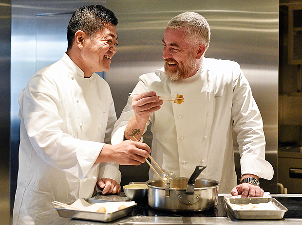 FRA03 TOKIO (JAPN) 08/02/2016.- El chef brasileo Alex Atala (dcha) y el cocinero nipn Yoshihiro Narisawa posan en la cocina del restaurante Narisawa en Tokio (Japn) hoy, 8 de febrero de 2016. Ambos chefs cocinarn juntos por una cena para celebrar el 120 aniversario del inicio de relaciones diplomticas entre ambos pases. EFE/Franck Robichon ORG XMIT: FRA03