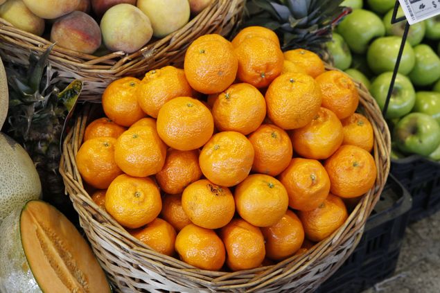  MON105. MONTEVIDEO (URUGUAY), 28/01/2016.- Frutas son exhibidas para la venta hoy, jueves 28 de enero de 2016, en el Mercado Agrcola en Montevideo (Uruguay). Los ctricos, arndanos y manzanas de Uruguay estarn presentes por octavo ao consecutivo en la Fruit Logstica de Berln, la mayor feria mundial de fruta fresca y verduras, en la que el pas mostrar los beneficios de su produccin agrointeligente y la calidad e inocuidad de sus productos. EFE/Juan Ignacio Mazzoni ORG XMIT: URU105