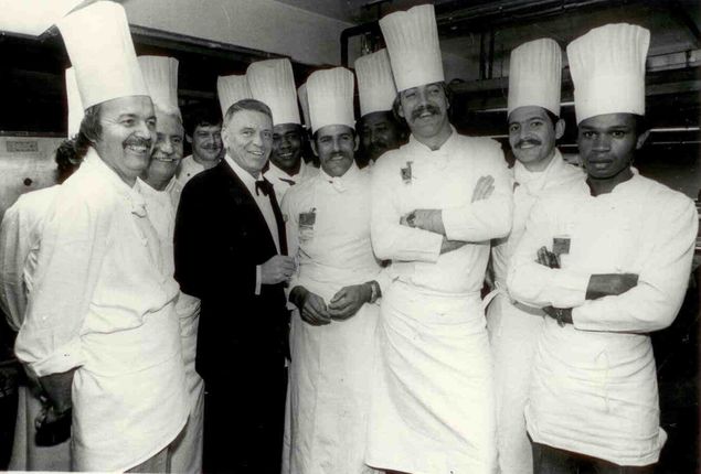 O cantor Frank Sinatra com os cozinheiros do La Cuisine du Soleil, no Maksoud, em 1981