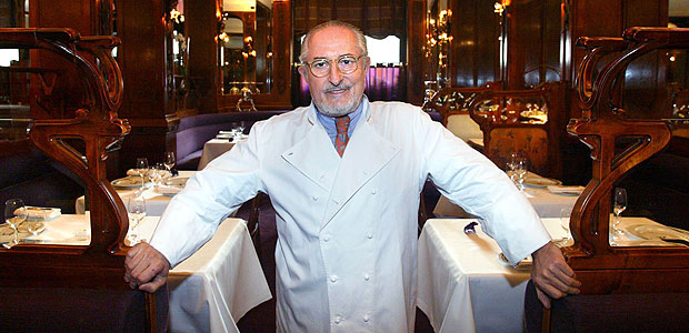 (FILES) File photo dated September 27, 2002 shows leading French Chef Alain Senderens posing at the Lucas-Carton restaurant in Paris. Chef Senderens, one of the founders of the Nouvelle Cuisine movement, has died aged 77, food critic Gilles Pudlowski told AFP June 26, 2017. 