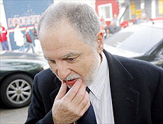 Pimenta Neves, em maio de 2006, chega ao frum de Ibina para o seu julgamento
