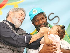 O presidente Luiz Incio Lula da Silva recebe homenagem de catadores de reciclveis
