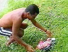 Homem retira beb encontrado boiando na lagoa da Pampulha, em Belo Horizonte (MG)