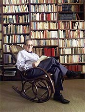 Bento Prado Jr., filsofo morto hoje, na biblioteca de sua casa