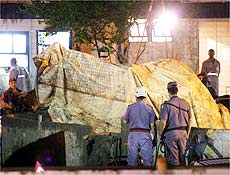 Equipes retiram dos escombros micronibus soterrado em obra do metr