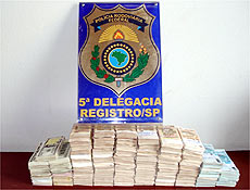 Suspeitos foram presos em dois carros, com quase R$ 500 mil e moedas estrangeiras