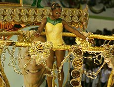 Ginasta Daiane dos Santos durante desfile da escola de samba Portela, no Rio de Janeiro