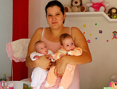 Ktia Regina com as filhas gmeas Letcia (de macaco branco) e Maria Eduarda