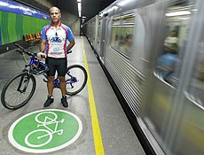 Usurio do metr de So Paulo leva bicicleta