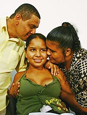 A adolescente Priscila Aprgio com os pais, Isaias e Maria.