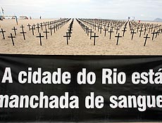 Manifestantes da entidade Rio de Paz levaram 700 cruzes s areias da praia de Copacabana
