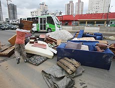 Moradores tentam fechar avenida em So Paulo com mveis danificados por alagamento