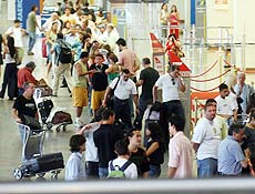 Passageiros lotam saguo e aguardam para embarcar no aeroporto de Braslia