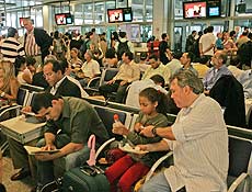 Passageiros aguardam vos no aeroporto de Congonhas, na zona sul de So Paulo
